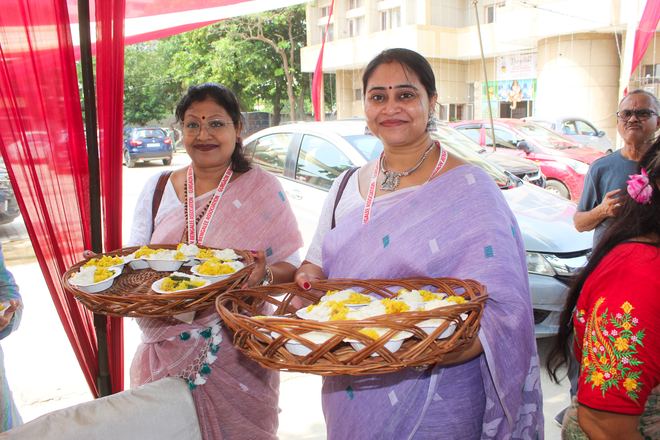 Volunteers distributing bhog